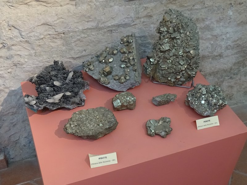 d. Circolo mineralogico Campiglia Marittima.JPG