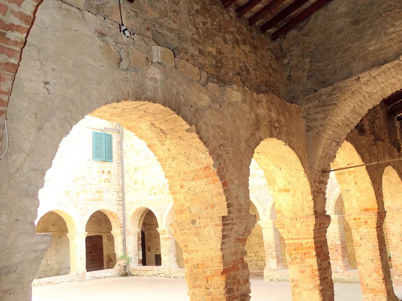 d. Suvereto Chiostro San Francesco.JPG