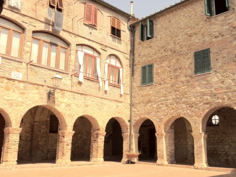 e. Suvereto Chiostro San Francesco.JPG