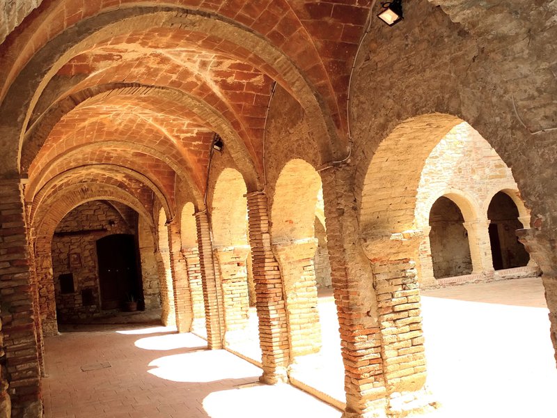 f. Suvereto Chiostro San Francesco.JPG